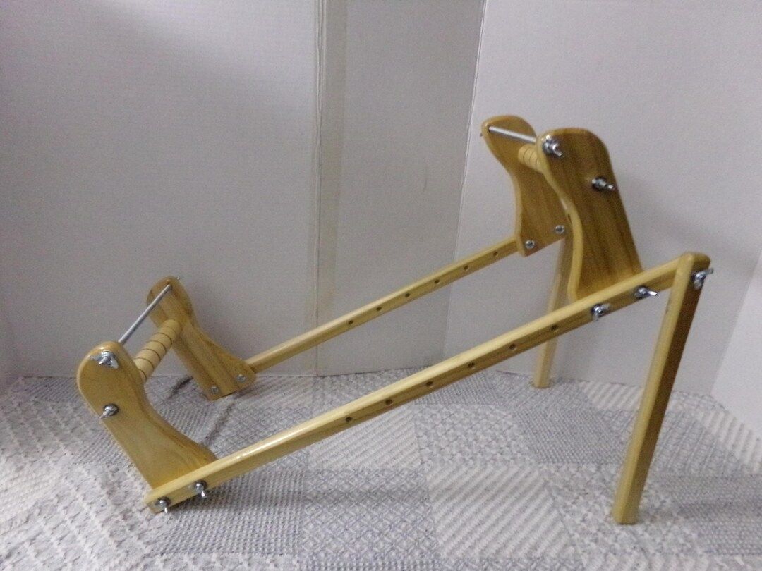 A light wood expandable loom with its adjustable side rails